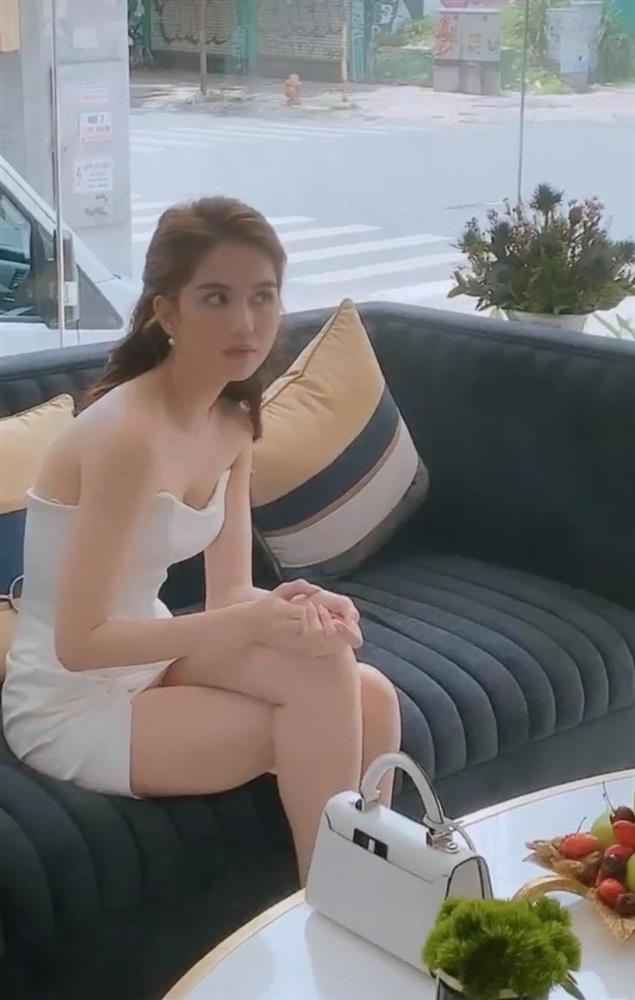 Hoa hậu Tiểu Vy xém chút nữa hớ hênh kém duyên khi diện váy xẻ mà ngồi tơ hơ”-6