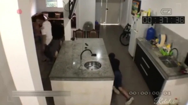 Dẫn gã đàn ông khác đến nhà tình tứ thì chồng đi làm về, vợ tung chiêu giúp nhân tình tẩu thoát, chẳng ngờ bị camera vạch mặt-4