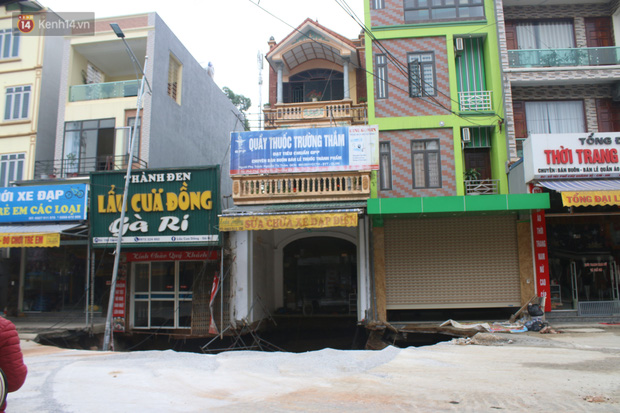 Hà Nội: Người dân bàng hoàng kể lại giây phút hố tử thần khổng lồ xuất hiện, nuốt chửng cây lộc vừng và khiến 20 hộ phải sơ tán-4