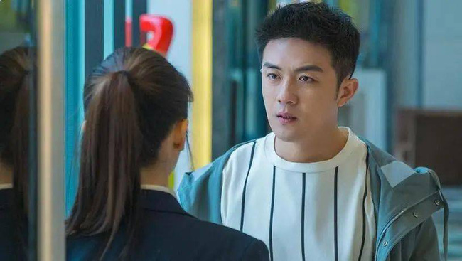 Vừa từ nhà ngoại về, chồng đã đi thẳng lên ban công, tôi chết sững khi thấy hành động của anh trong bóng tối-1