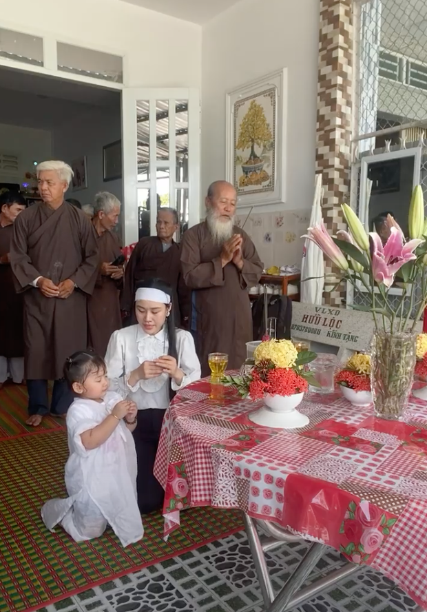 Tròn 100 ngày NS Vân Quang Long vĩnh viễn ra đi: Xót va cảnh vợ trẻ con thơ đội khăn trắng, Lâm Vũ về quê thăm mộ bạn quá cố-2