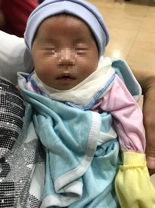 Hà Nội: Phát hiện bé gái sơ sinh bị bỏ rơi trước cổng nhà dân trong chiếc thùng giấy-1