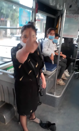 Clip: Bị mời xuống xe vì đeo khẩu trang không đúng cách, nữ khách hàng xe buýt: Tao không xuống, chúng mày đừng bắt nạt tao-1