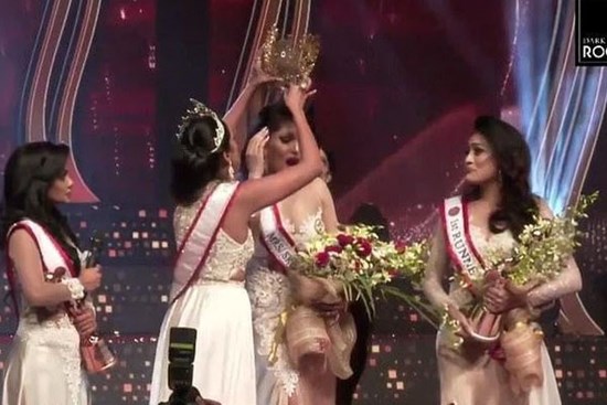 Hoa hậu Sri Lanka bị giật vương miện thô bạo khi vừa đăng quang