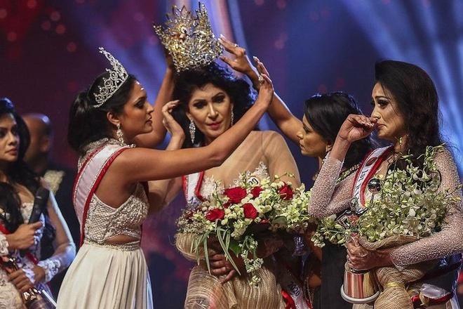 Hoa hậu Sri Lanka bị giật vương miện thô bạo khi vừa đăng quang-1