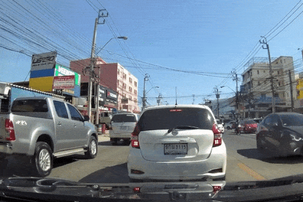 Tài xế ôtô mở cửa bất ngờ gây tai nạn cho xe máy