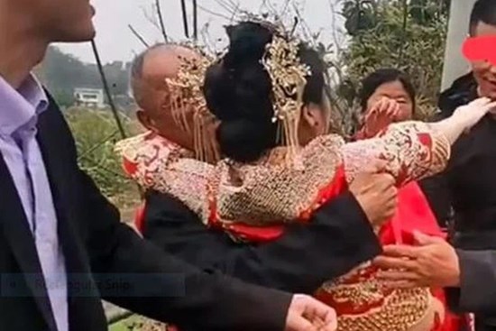 Bố chồng bế con dâu từ xe hoa vào nhà, phản ứng chú rể gây tranh cãi