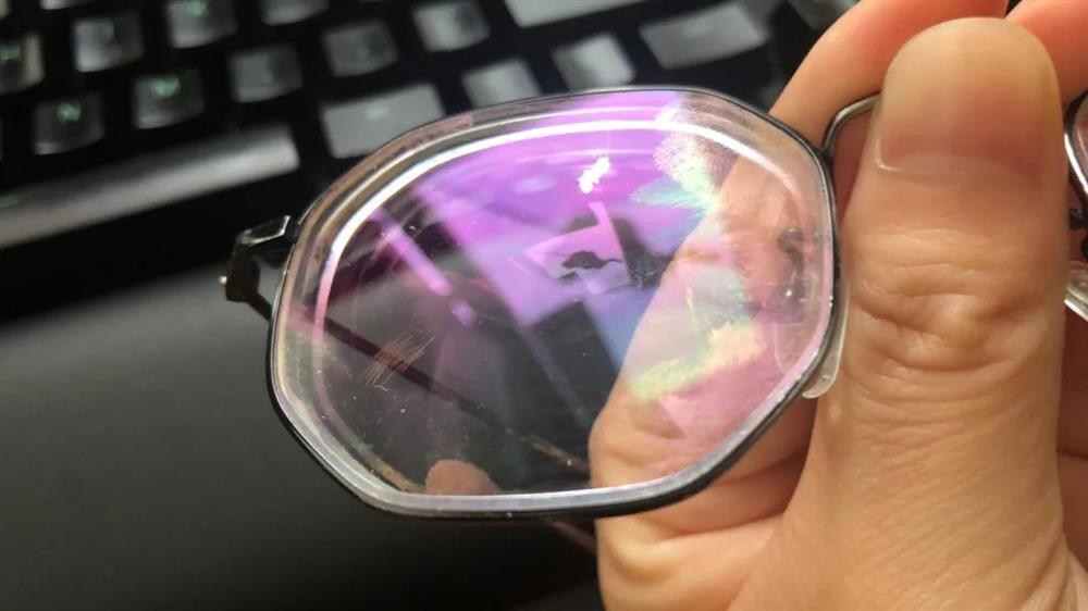 Miếng vải mà bạn nhận được khi mua kính không phải để lau, nếu cứ dùng sẽ làm tăng tốc độ mài mòn, vậy đâu là cách làm sạch kính đúng cách?-2