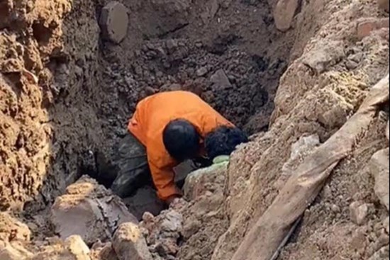 Hà Nội: Đang thi công công trình bất ngờ phát hiện người đàn ông nằm dưới lòng đất sâu 2m?