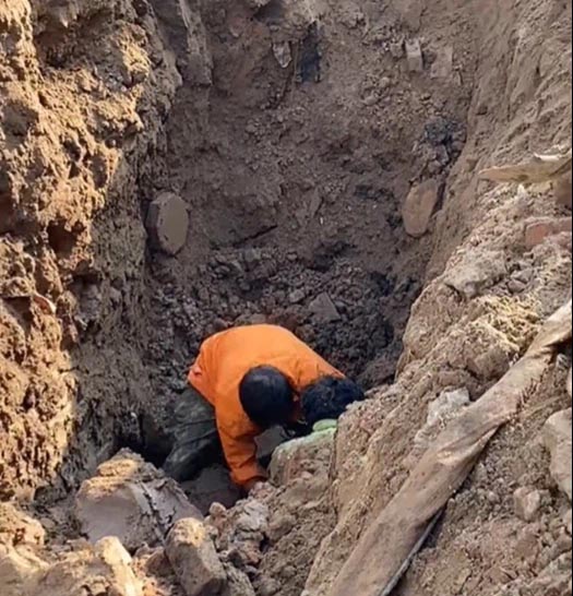 Hà Nội: Đang thi công công trình bất ngờ phát hiện người đàn ông nằm dưới lòng đất sâu 2m?-1
