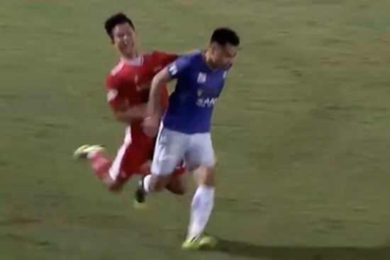 Cú giật chỏ khiến Đức Huy bị đuổi khỏi sân