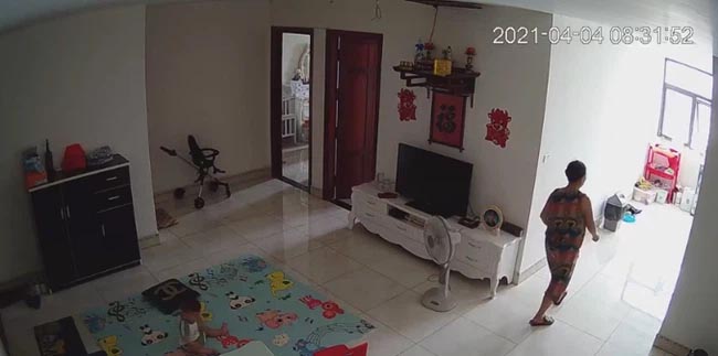 Check camera, mẹ trẻ hoảng hồn thấy con trai 9 tháng tuổi bị nữ ô sin bế vào toilet rồi khóc ré lên dữ dội-1