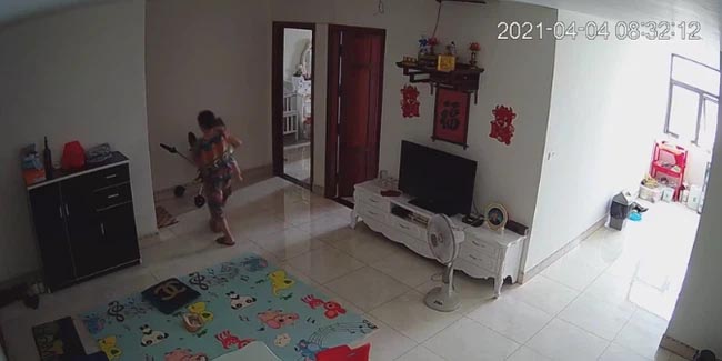 Check camera, mẹ trẻ hoảng hồn thấy con trai 9 tháng tuổi bị nữ ô sin bế vào toilet rồi khóc ré lên dữ dội-3