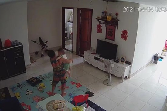 Check camera, mẹ trẻ hoảng hồn thấy con trai 9 tháng tuổi bị nữ ô sin bế vào toilet rồi khóc ré lên dữ dội