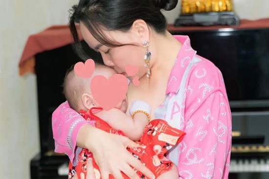 Nửa đêm Phượng Chanel bất ngờ đăng hình ảnh hiếm hoi của con gái lúc mới vài tháng tuổi?