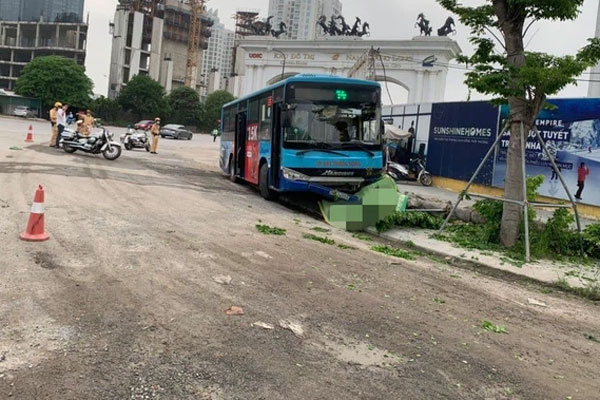 Nhân chứng kể lại vụ xe buýt lao lên vỉa hè, tông chết người đi bộ ở Hà Nội-4