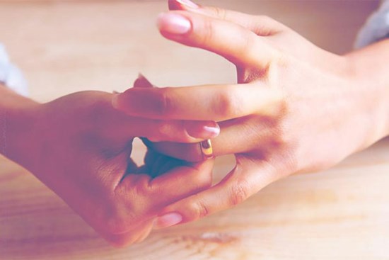 Rời tòa án, chồng cũ mời tôi về làm giúp việc