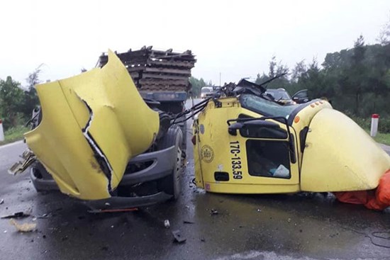 Container rụng mất cabin sau khi tông vào đuôi xe tải, hiện trường vụ tai nạn khiến người chứng kiến rùng mình