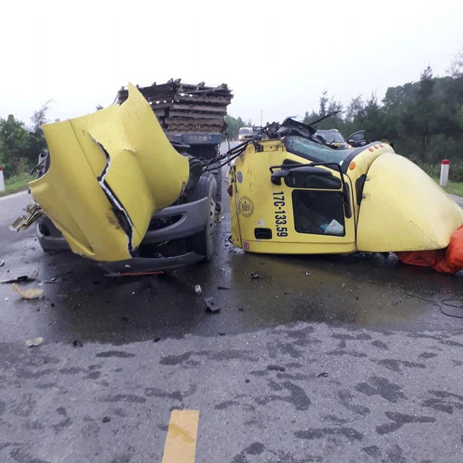 Container rụng mất cabin sau khi tông vào đuôi xe tải, hiện trường vụ tai nạn khiến người chứng kiến rùng mình-1