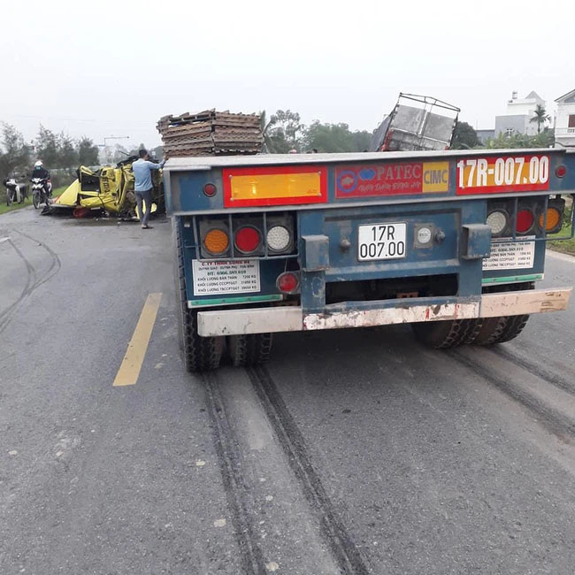 Container rụng mất cabin sau khi tông vào đuôi xe tải, hiện trường vụ tai nạn khiến người chứng kiến rùng mình-2