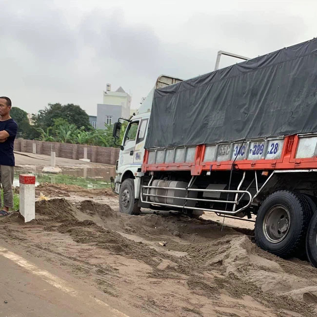 Container rụng mất cabin sau khi tông vào đuôi xe tải, hiện trường vụ tai nạn khiến người chứng kiến rùng mình-3