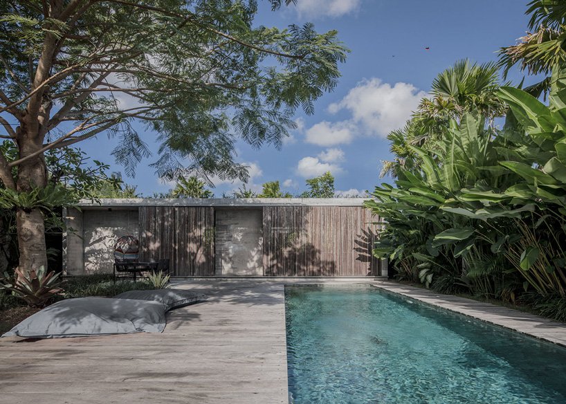 Ngôi nhà rộng 800m2 làm bằng bê tông thô cứng nhưng không gian xung quanh lại yên bình, tươi mát như lạc giữa chốn thần tiên-3