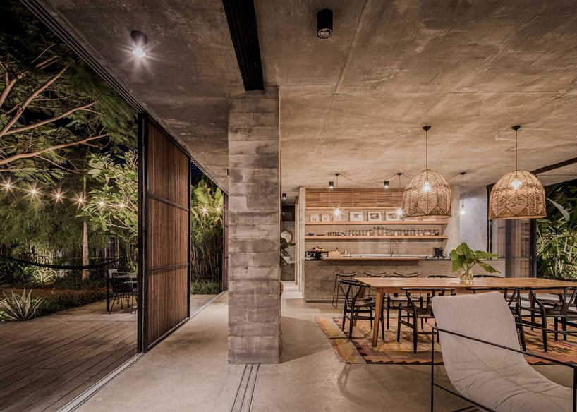 Ngôi nhà rộng 800m2 làm bằng bê tông thô cứng nhưng không gian xung quanh lại yên bình, tươi mát như lạc giữa chốn thần tiên-9