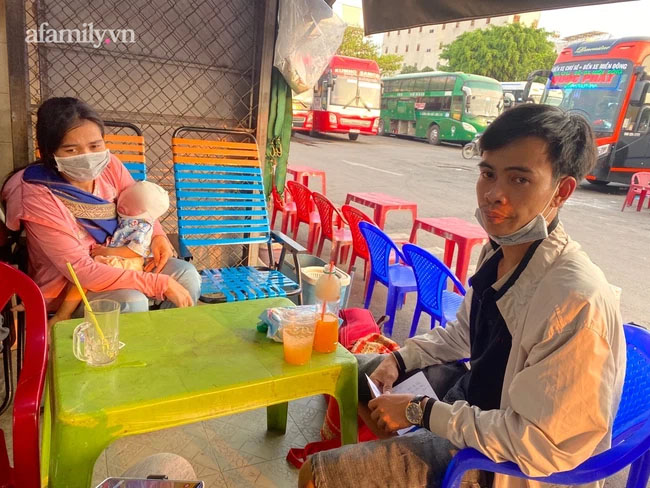 Bé gái 13 tháng tuổi té ụp mặt vào đống rác đang cháy xuất viện, cha nghẹn ngào ngày con được đón con về nhà-3