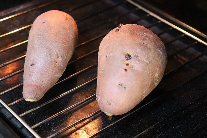 2021 rồi, khoai lang đừng luộc nữa, nướng lên thế này thì đảm bảo hết vèo vèo!-2