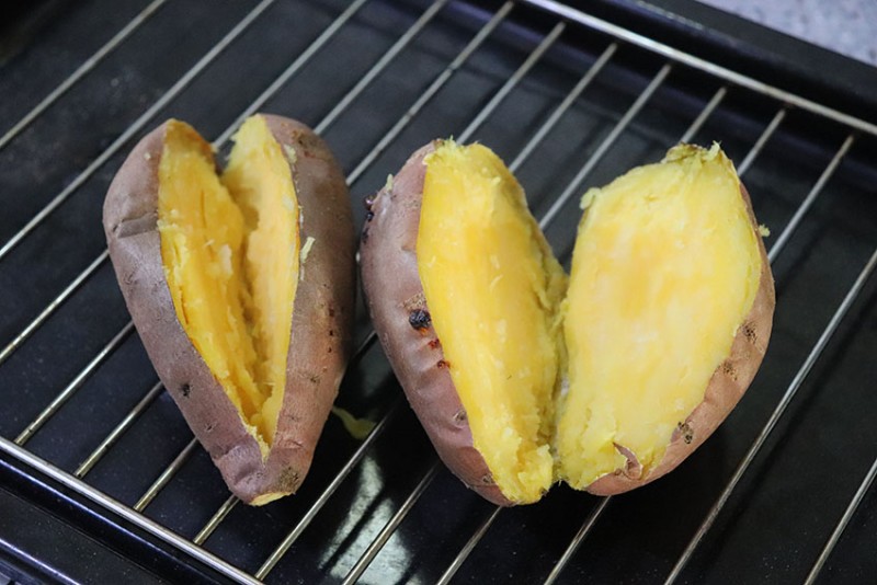 2021 rồi, khoai lang đừng luộc nữa, nướng lên thế này thì đảm bảo hết vèo vèo!-3