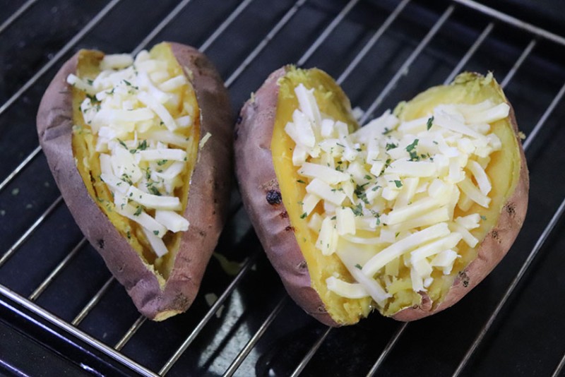 2021 rồi, khoai lang đừng luộc nữa, nướng lên thế này thì đảm bảo hết vèo vèo!-5