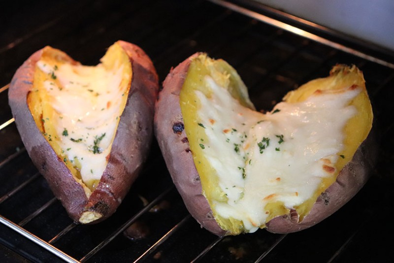 2021 rồi, khoai lang đừng luộc nữa, nướng lên thế này thì đảm bảo hết vèo vèo!-6