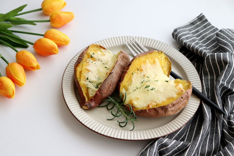 2021 rồi, khoai lang đừng luộc nữa, nướng lên thế này thì đảm bảo hết vèo vèo!-7