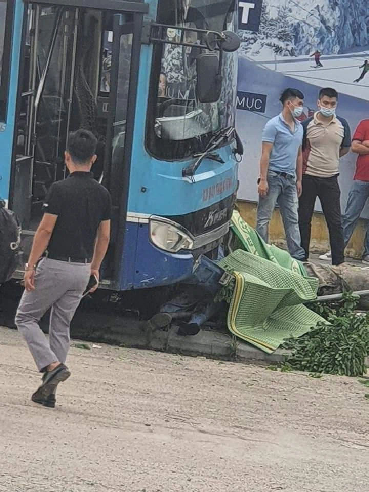 Nhân chứng kể lại vụ xe buýt lao lên vỉa hè, tông chết người đi bộ ở Hà Nội-2