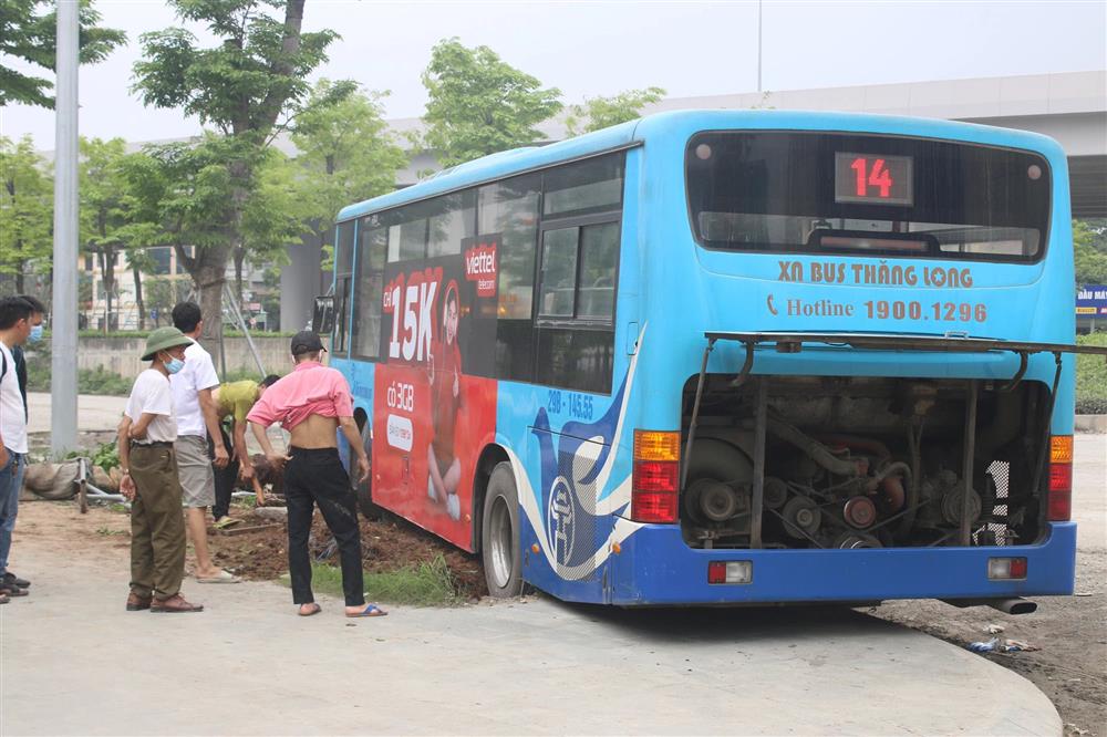 Nhân chứng kể lại vụ xe buýt lao lên vỉa hè, tông chết người đi bộ ở Hà Nội-3