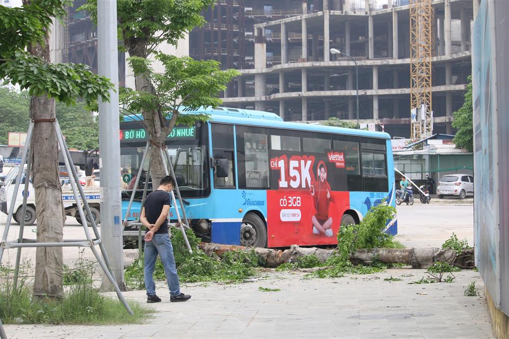 Nhân chứng kể lại vụ xe buýt lao lên vỉa hè, tông chết người đi bộ ở Hà Nội-1