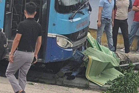 Nhân chứng kể lại vụ xe buýt lao lên vỉa hè, tông chết người đi bộ ở Hà Nội