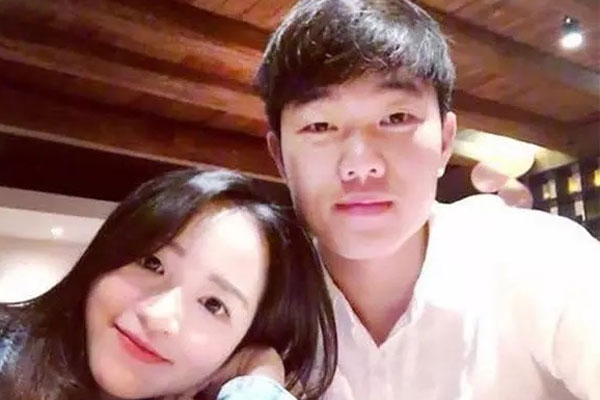 Lương Xuân Trường chạy vội xuống sân mừng đồng đội chiến thắng, được thầy Kiatisuk chúc mừng đám hỏi-8