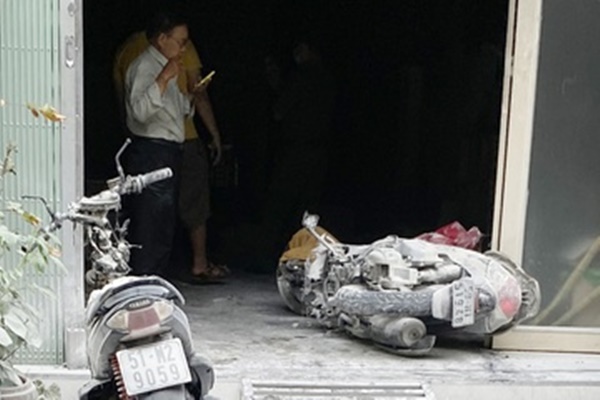 Người đàn ông tay không leo thoăn thoắt 3 tầng cứu cháu bé mắc kẹt trong đám cháy-1