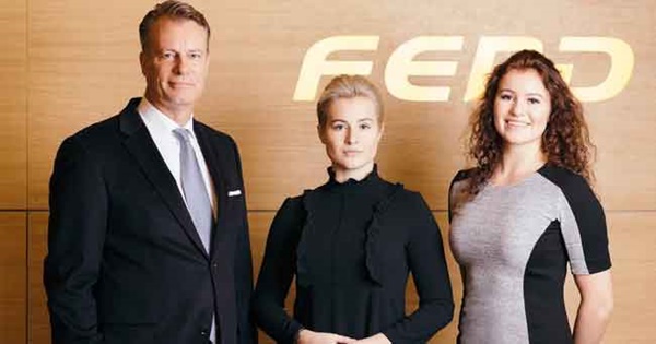 Cuộc sống có 1-0-2 của nữ tỷ phú trẻ nhất thế giới: Tiết kiệm tiền mọi lúc, chỉ trung thành với xe cũ và vị hôn phu cũng đặc biệt không kém-1