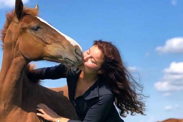 Cuộc sống có 1-0-2 của nữ tỷ phú trẻ nhất thế giới: Tiết kiệm tiền mọi lúc, chỉ trung thành với xe cũ và vị hôn phu cũng đặc biệt không kém-2