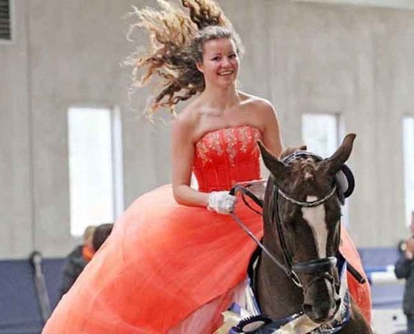 Cuộc sống có 1-0-2 của nữ tỷ phú trẻ nhất thế giới: Tiết kiệm tiền mọi lúc, chỉ trung thành với xe cũ và vị hôn phu cũng đặc biệt không kém-3