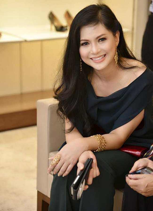 Cô tiếp viên hàng không kém 21 tuổi khiến vị tỷ phú nổi tiếng Việt Nam trúng tiếng sét ái tình và bắt đầu màn theo đuổi như phim, vé đi các chuyến bay có thể lấp đầy phòng!-4