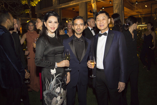 Cô tiếp viên hàng không kém 21 tuổi khiến vị tỷ phú nổi tiếng Việt Nam trúng tiếng sét ái tình và bắt đầu màn theo đuổi như phim, vé đi các chuyến bay có thể lấp đầy phòng!-5