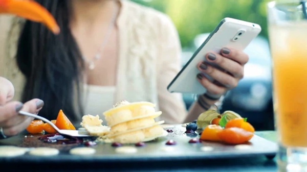 Người Việt không nên vừa ăn cơm vừa làm 4 việc này vì có thể làm hại dạ dày và rước thêm cả tá bệnh cho mình-4