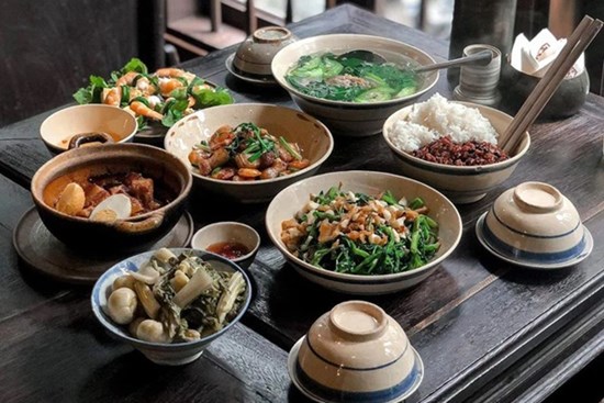 Người Việt không nên vừa ăn cơm vừa làm 4 việc này vì có thể làm hại dạ dày và rước thêm cả tá bệnh cho mình