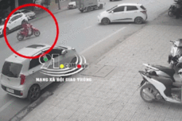 Đâm vào bà mẹ chở con nhỏ, nữ tài xế bị chỉ trích vì vội vàng lên xe rời đi