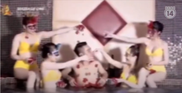 Thâm nhập thế giới massage sung sướng ở Hà Nội: Các nữ nhân viên khỏa thân bơi, nhảy và kích dục cho khách, giá cao nhất 10 triệu đồng-1