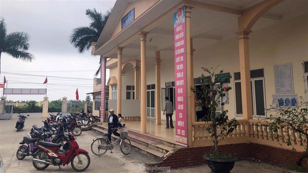 Tạm đình chỉ 2 công an viên vụ thu 100.000 làm căn cước gắn chip-1