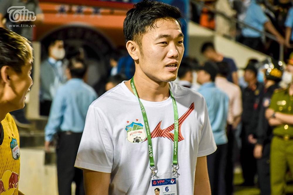 Lương Xuân Trường chạy vội xuống sân mừng đồng đội chiến thắng, được thầy Kiatisuk chúc mừng đám hỏi-1